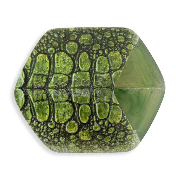 Cube hanger Green Crocodile van Fates, wakamegroen met voelbaar krokodilreliëf