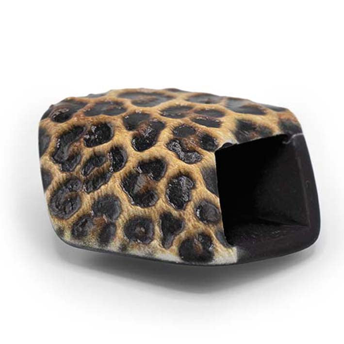 Zijaanzicht van de Brown Leopard Cube met reliëfprint