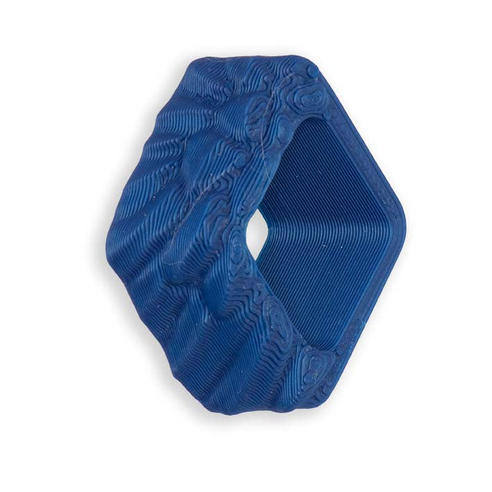 Cube Spacer Blue Wing van Fates, kobaltblauw met vleugelreliëf
