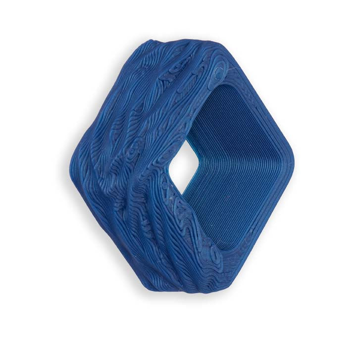Cube Spacer Blue Water van Fates, kobaltblauw met schorsreliëf dat als stromend water leest