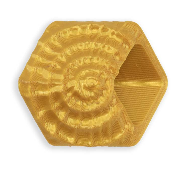 Cube hanger Golden Fossil van Fates, satijnen goud met gelaagd reliëf