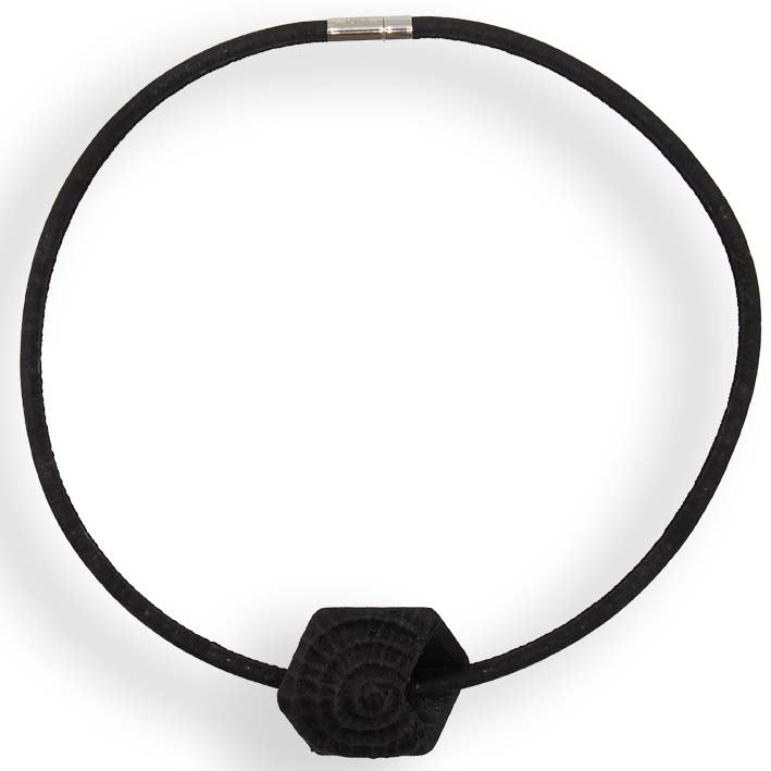 Cube ketting Dark Fossil in zwart kurk met 3D geprinte BIO Cube, Fates sieraden