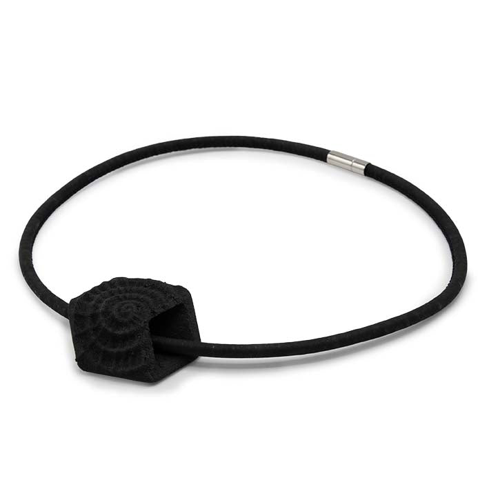 Zijaanzicht Cube ketting Dark Fossil van zwart kurk met ebbenhouten Cube