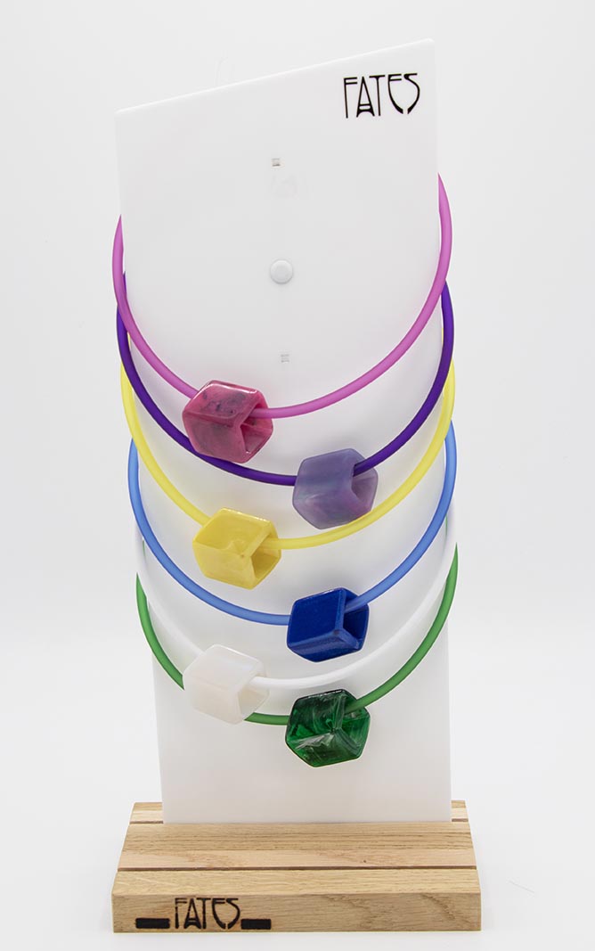 Ketting  van RUBBER 1  lijns met  Paarse Cube   - FEESTCOLLECTIE -