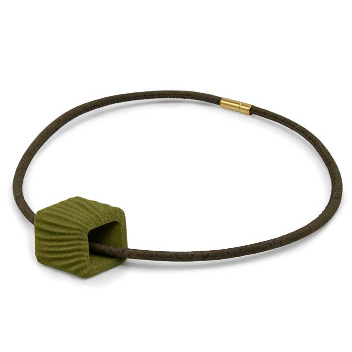 Zijaanzicht Cube ketting Green Rays van groen kurk met groene BIO Cube, Fates