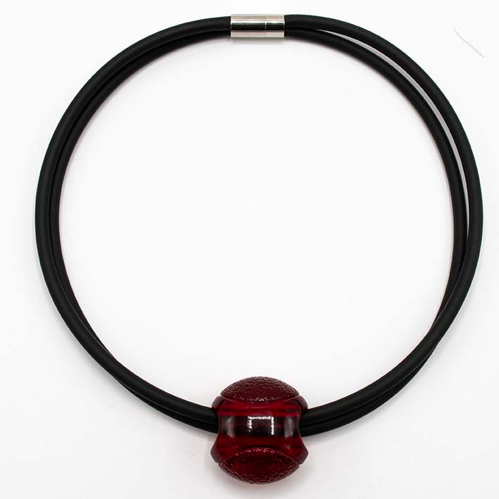Ketting van 2 lijns zwart rubber met verwisselbare hanger in rood