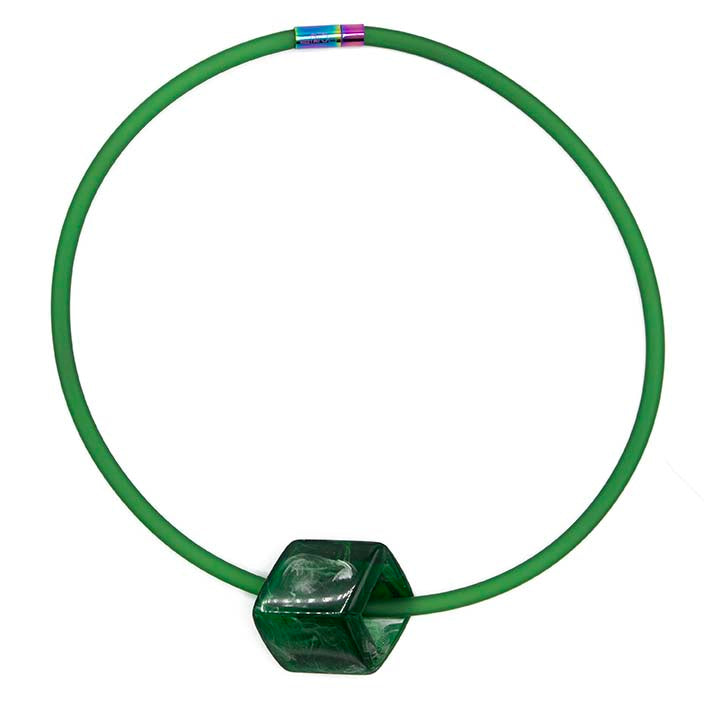 Ketting  van RUBBER 1  lijns met  Cube  Bottle Green  - FEESTCOLLECTIE -🎉