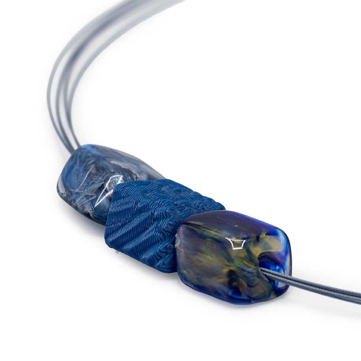 Detail van de 3D geprinte Blue Wing mini Cube met vleugelstructuur, Fates