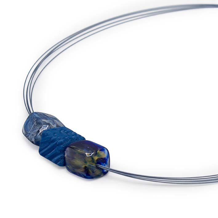 Zijaanzicht Mini Cube ketting Blue Wing met blauwe stalen draden en drie mini Cubes, Fates