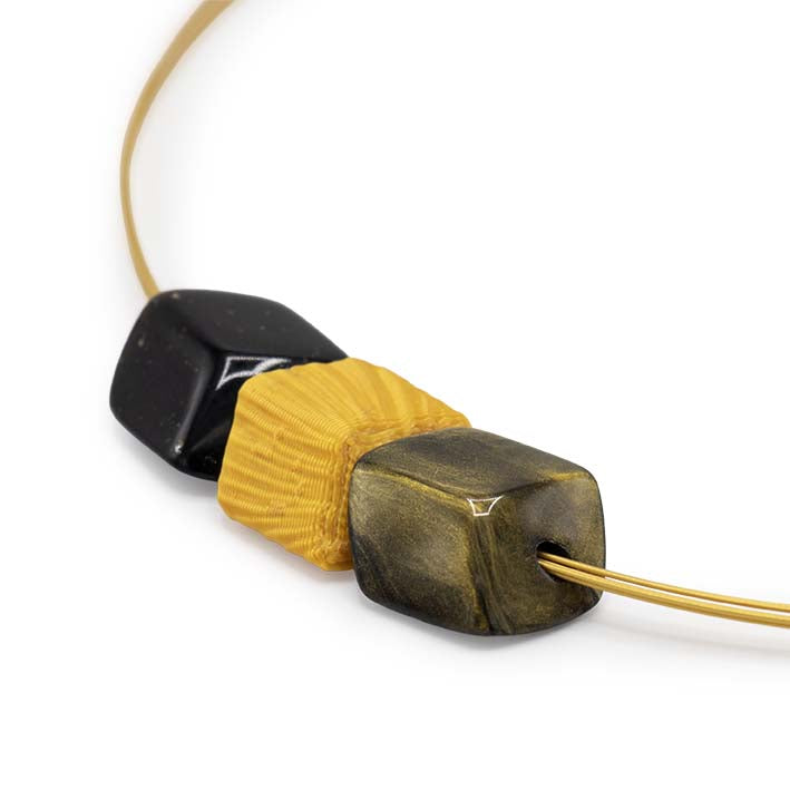 Detail van de 3D geprinte Golden Rays mini Cube met stralenpatroon, Fates