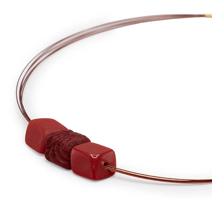 Zijaanzicht Mini Cube ketting Red Rose met rode stalen draden en drie mini Cubes, Fates
