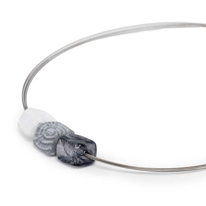 Mini Cube ketting Silver Fossil met witte, zilveren en Fossil mini Cubes, Fates