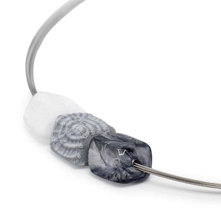 Detail van de 3D geprinte Silver Fossil mini Cube met ammoniet structuur, Fates