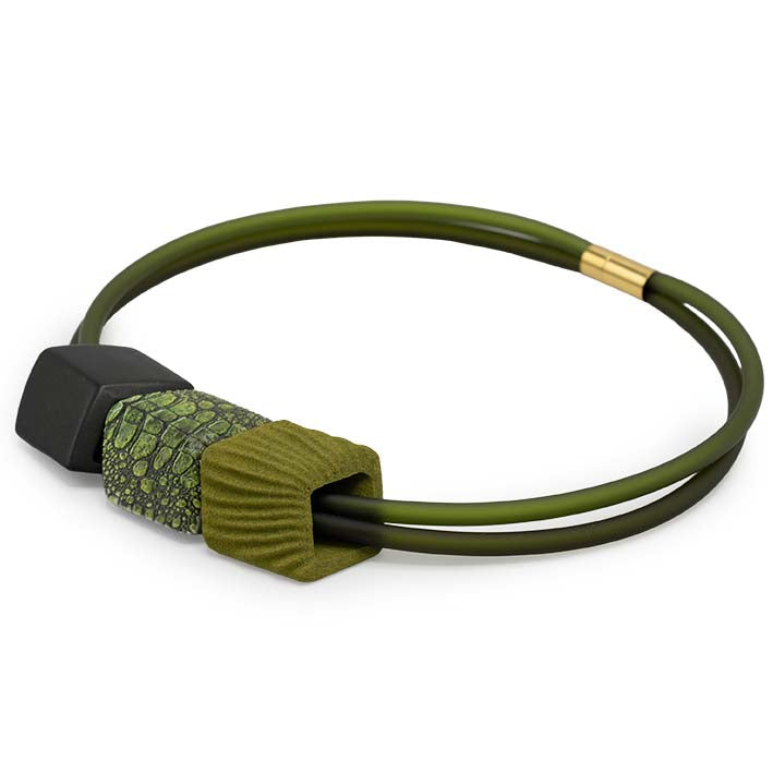 Cube ketting Sobekia in military en olijf rubber met groene BIO Cube, Fates sieraden