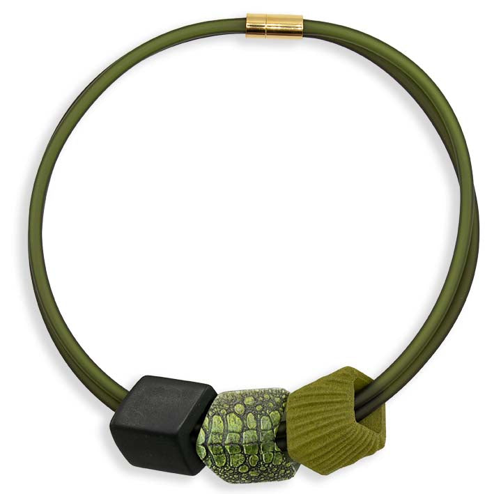 Bovenaanzicht Cube ketting Sobekia met groene Cubes en krokodil reliëf, Fates