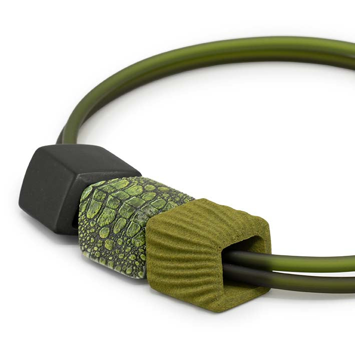 Detail van de krokodil reliëf Cube van ketting Sobekia, voelbare schubben, Fates