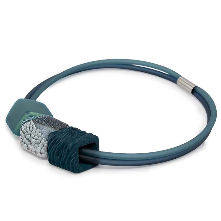 Cube ketting Thalassa in petrol en montan rubber met Teal Tree Bark Cube, Fates