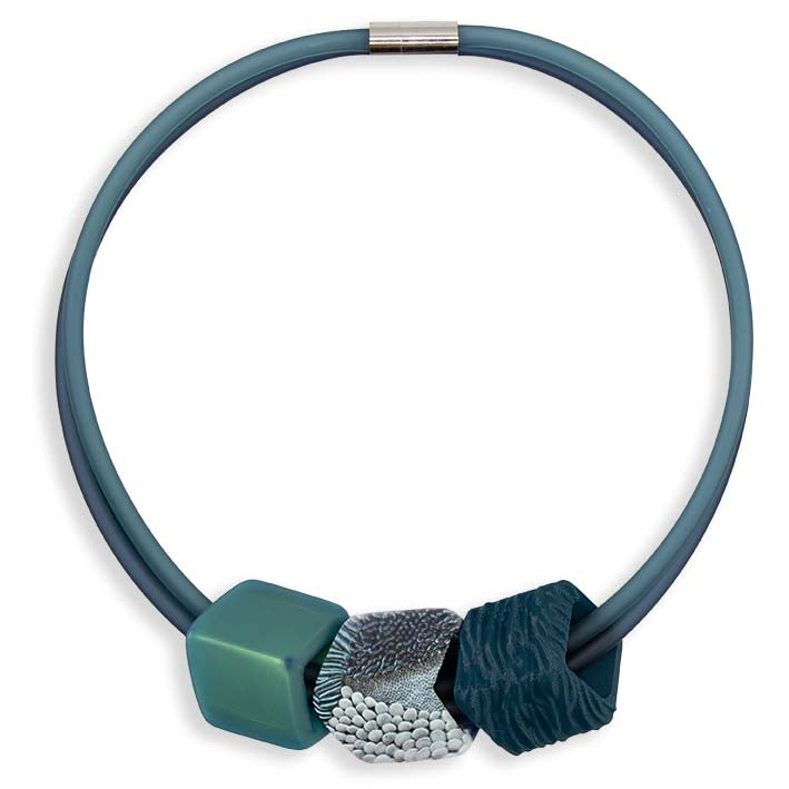 Bovenaanzicht Cube ketting Thalassa met petrol Cubes en blauw koraal reliëf, Fates