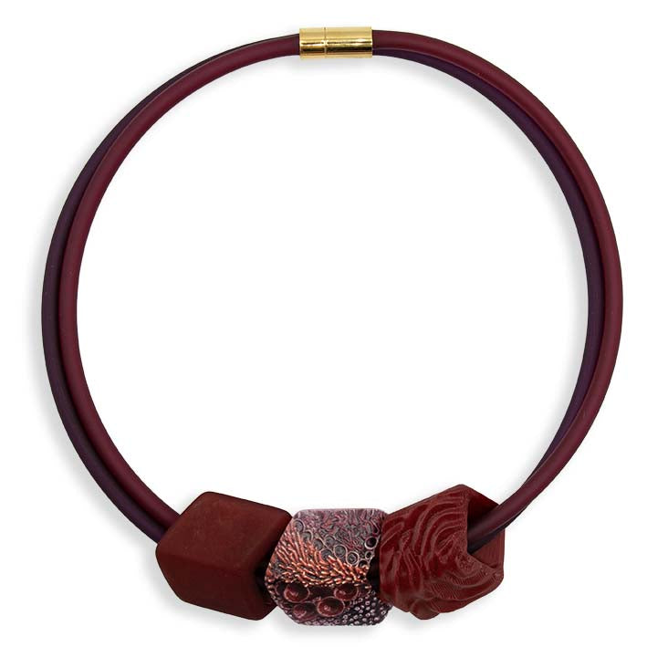 Cube ketting Amphitrite in rood rubber, statement ketting met drie rode Cubes, Fates