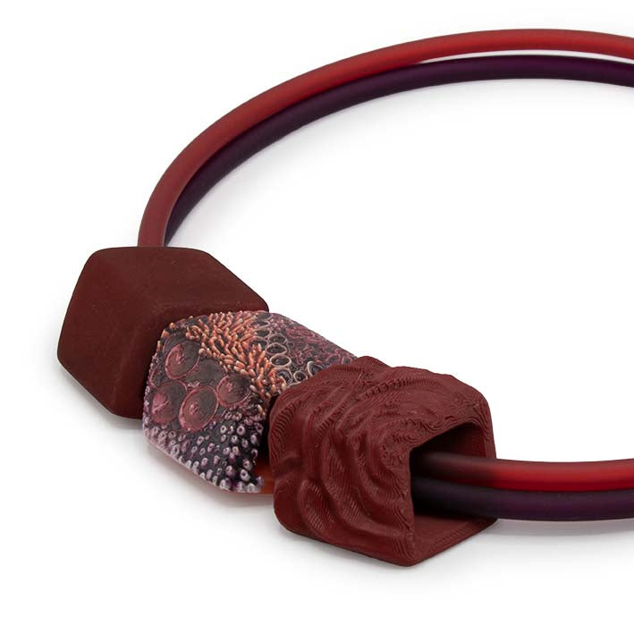 Zijaanzicht Cube ketting Amphitrite met Red Rose en wijnrode Cube, Fates sieraden