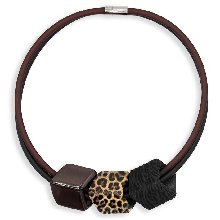 Cube ketting Cybele in zwart en bruin rubber, statement ketting met drie Cubes, Fates