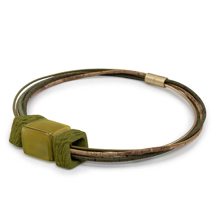 Zijaanzicht Cube ketting Liana van naturel kurk met currygoud Cube, Fates