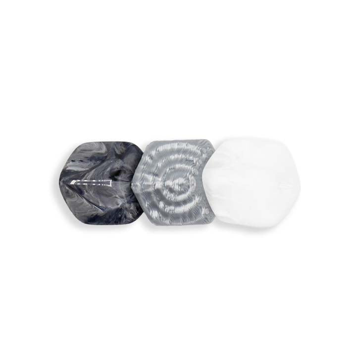 Detail van de zilveren Silver Fossil mini Cube met gelaagd reliëf