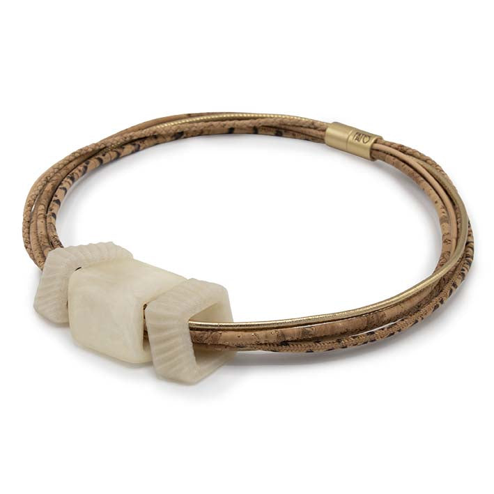 Zijaanzicht Cube ketting Olympia Oyster met crème witte spacers van Fates