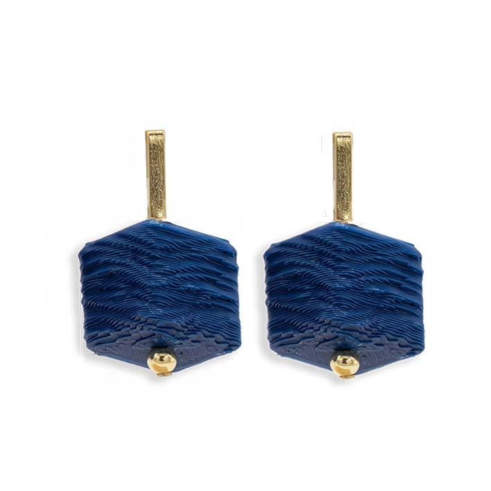 Cube oorbellen Blue Water met gouden studs, blauw reliëf van dichtbij