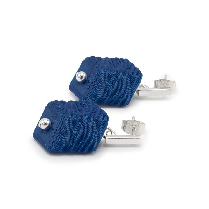 Zijaanzicht Cube oorbellen Blue Water met blauwe mini Cube op zilveren stud van Fates