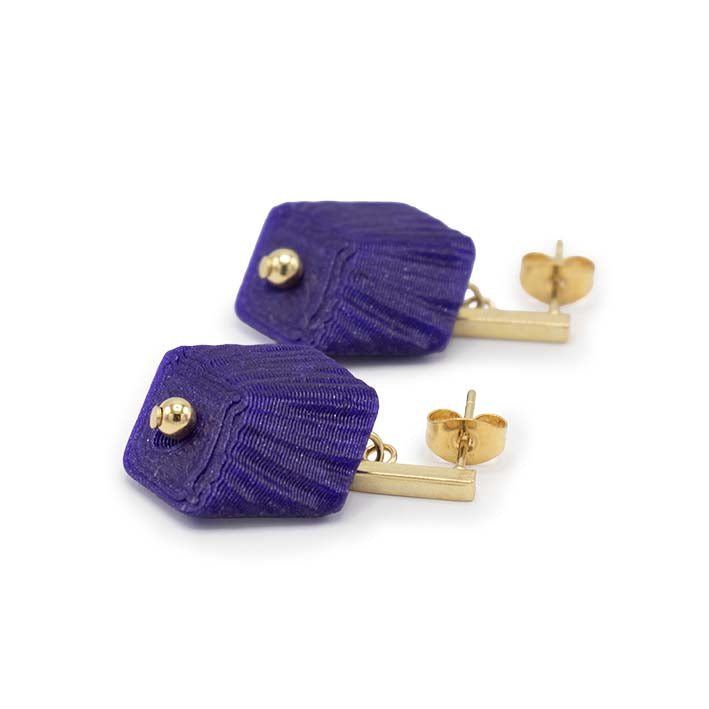 Cube oorbellen Purple Rays van opzij met gouden stud, paars stralenrelief van dichtbij