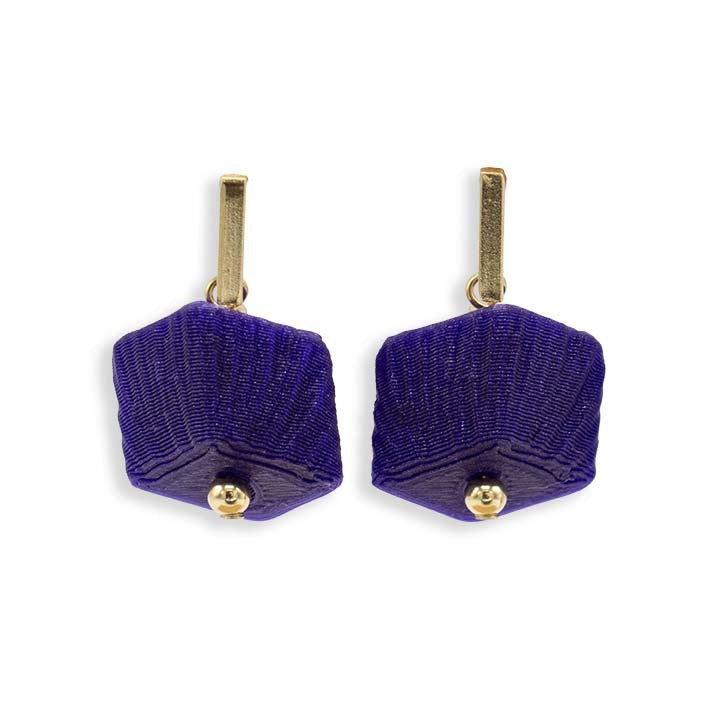 Cube oorbellen Purple Rays met gouden studs, vooraanzicht van het glinsterende paarse patroon