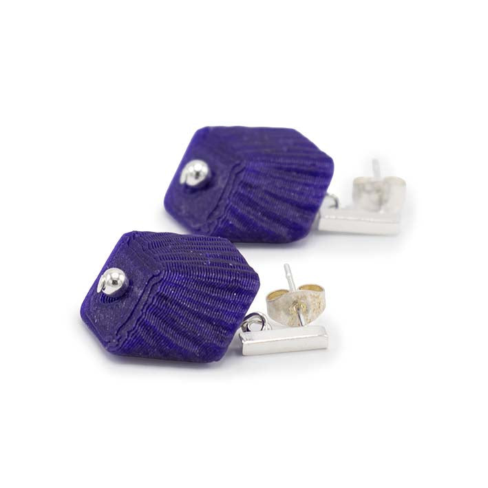 Zijaanzicht Cube oorbellen Purple Rays met paarse mini Cube op zilveren stud van Fates