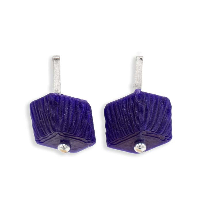 Cube oorbellen Purple Rays in diep paars, vooraanzicht van de 3D-geprinte mini Cubes met zilveren studs
