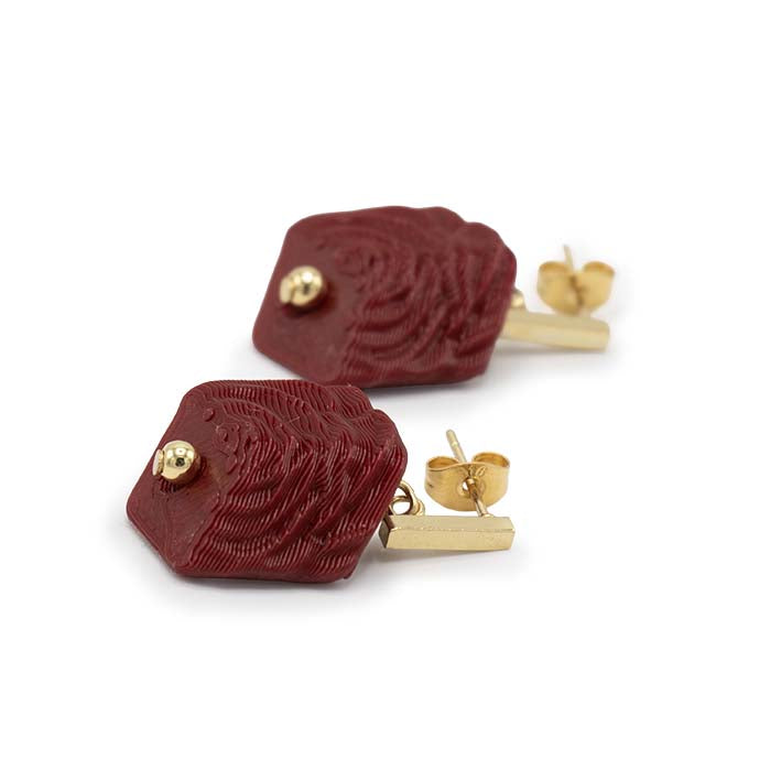Cube oorbellen Red Rose van opzij met gouden stud, rood bloembladrelief van dichtbij
