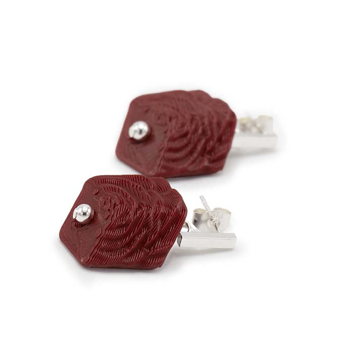 Zijaanzicht Cube oorbellen Red Rose met bordeauxrode mini Cube op zilveren stud van Fates