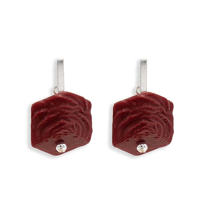 Cube oorbellen Red Rose in diep rood, vooraanzicht van de 3D-geprinte mini Cubes met zilveren studs