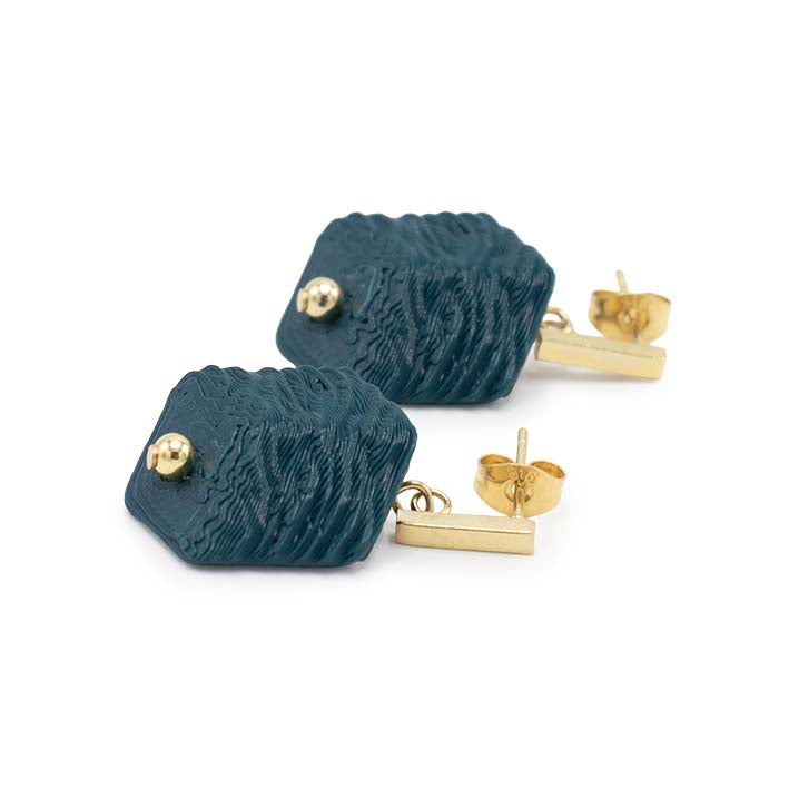 Zijaanzicht Cube oorbellen Teal Tree Bark met petrolblauwe mini Cube op gouden stud van Fates