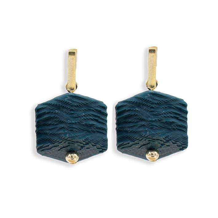 Cube oorbellen Teal Tree Bark in petrolblauw, vooraanzicht van de 3D-geprinte mini Cubes met gouden studs