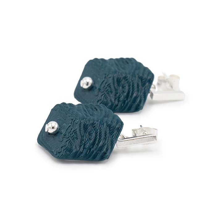 Cube oorbellen Teal Tree Bark van opzij met zilveren stud, blauwgroen schorsrelief van dichtbij