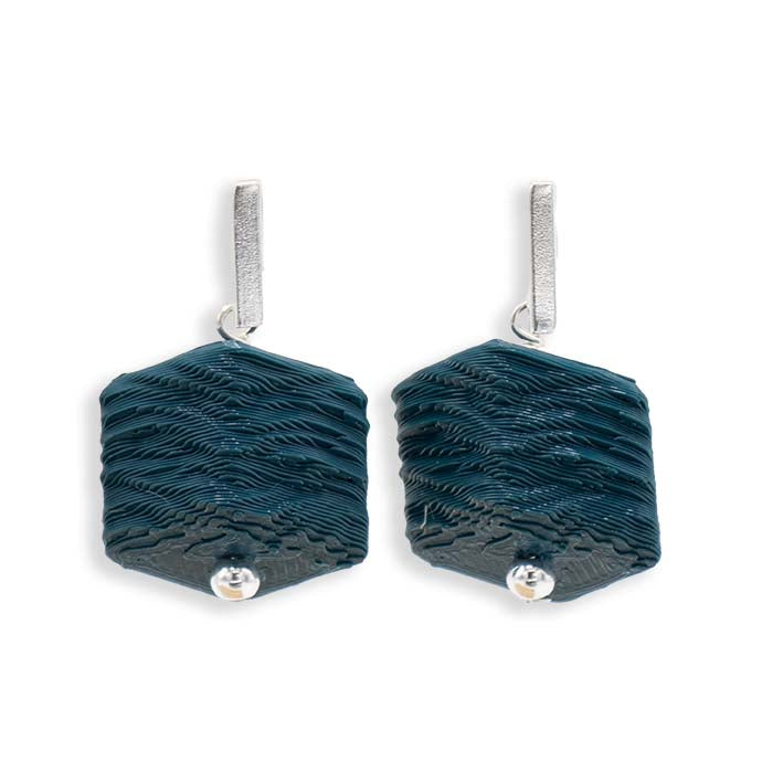 Cube oorbellen Teal Tree Bark met zilveren studs, vooraanzicht van het petrolblauwe relief