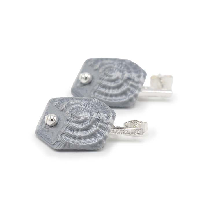 Zijaanzicht Cube oorbellen Silver Fossil met zilvergrijze mini Cube op zilveren stud van Fates