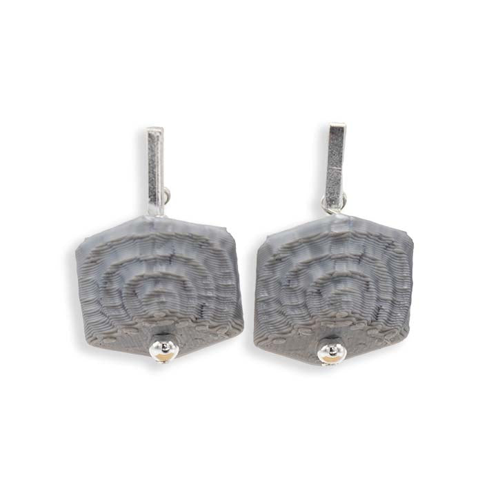 Cube oorbellen Silver Fossil, vooraanzicht van de 3D-geprinte mini Cubes met gelaagd zilverrelief