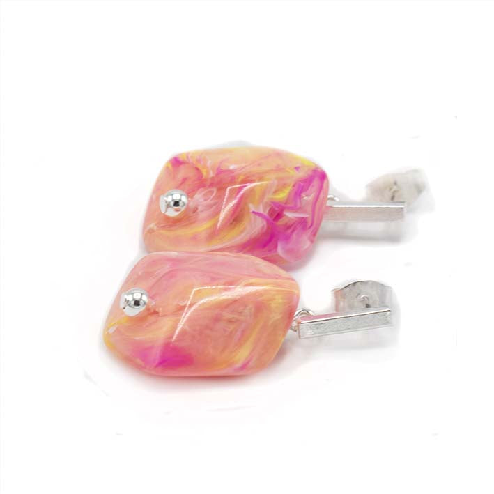 Oorbellen met  1 mini Cube Happy