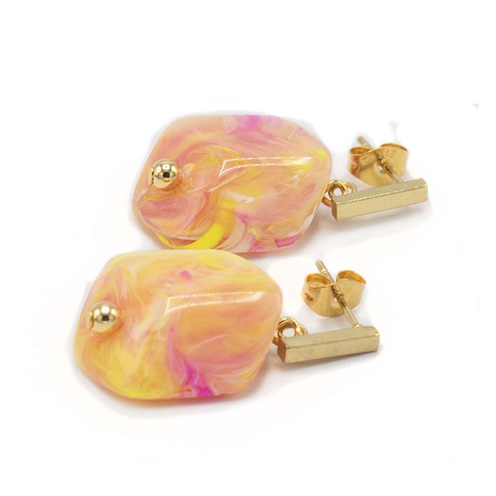 Oorbellen met  1 mini Cube Happy