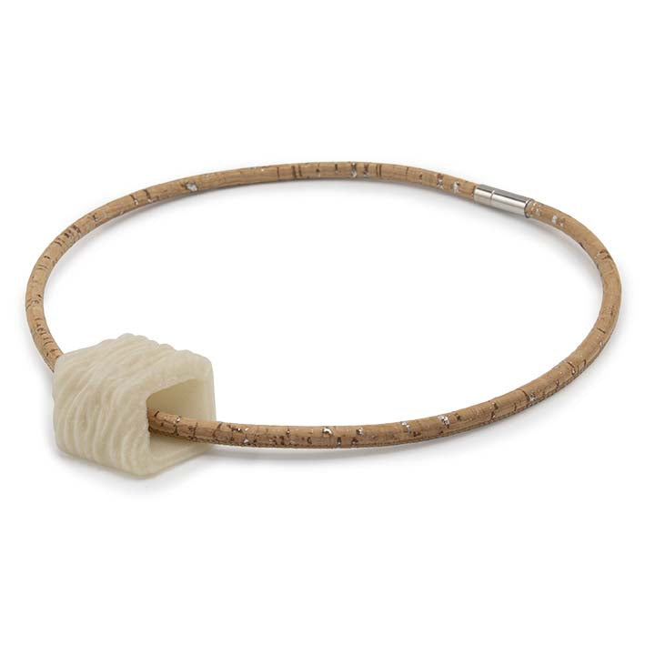 Zijaanzicht Cube ketting Oyster Tree Bark van naturel kurk met crème witte Cube