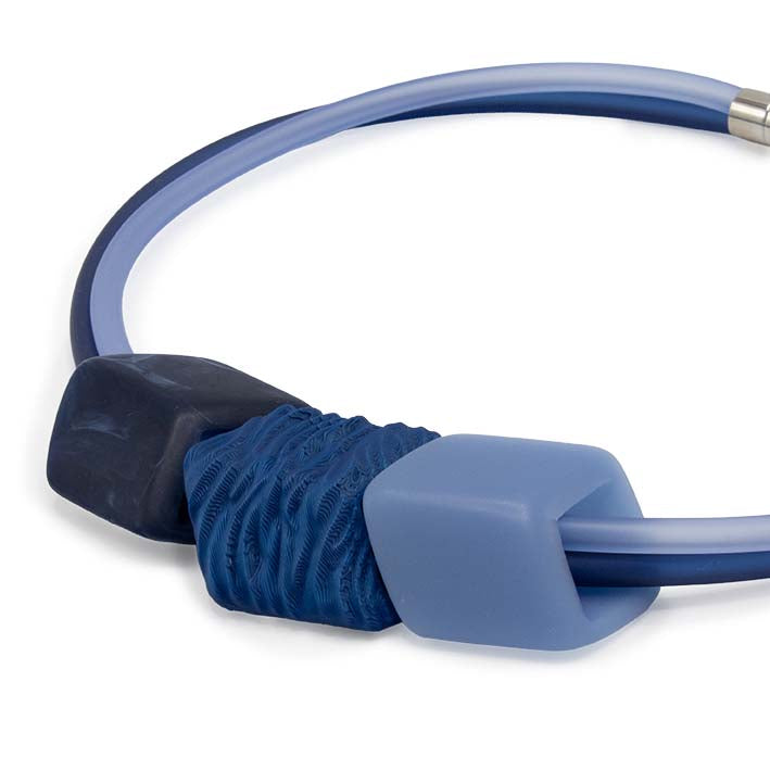 Close-up van de Blue Wing Cube met verenpatroon in blauw, Fates