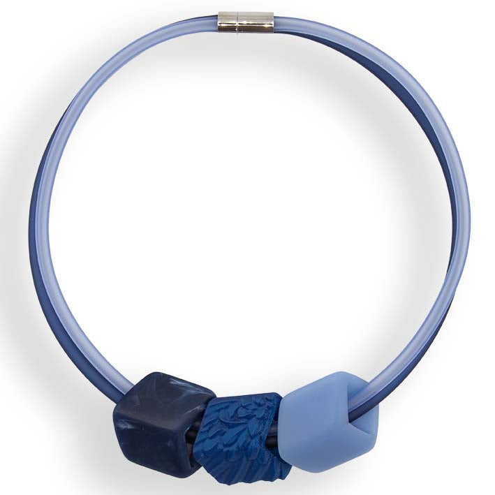 Cube ketting Blue Bird in blauw rubber ton sur ton met Wing Cube, Fates sieraden