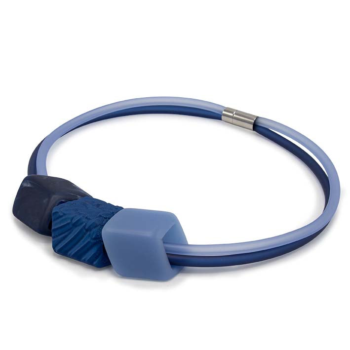 Zijaanzicht Cube ketting Blue Bird met drie blauwe Cubes van Fates