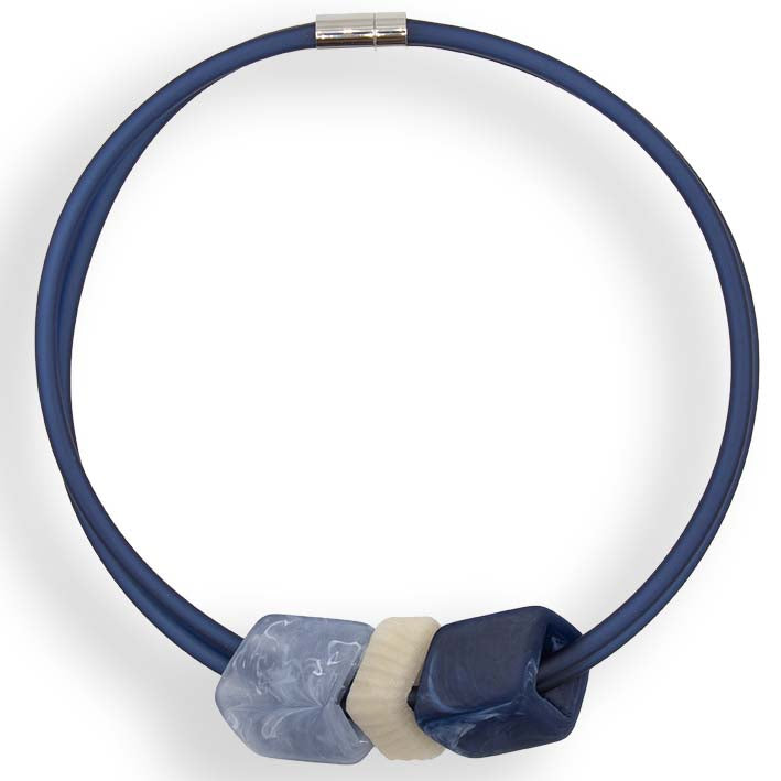 Cube ketting Blue Point in blauw rubber met BIO oester spacer, Fates sieraden